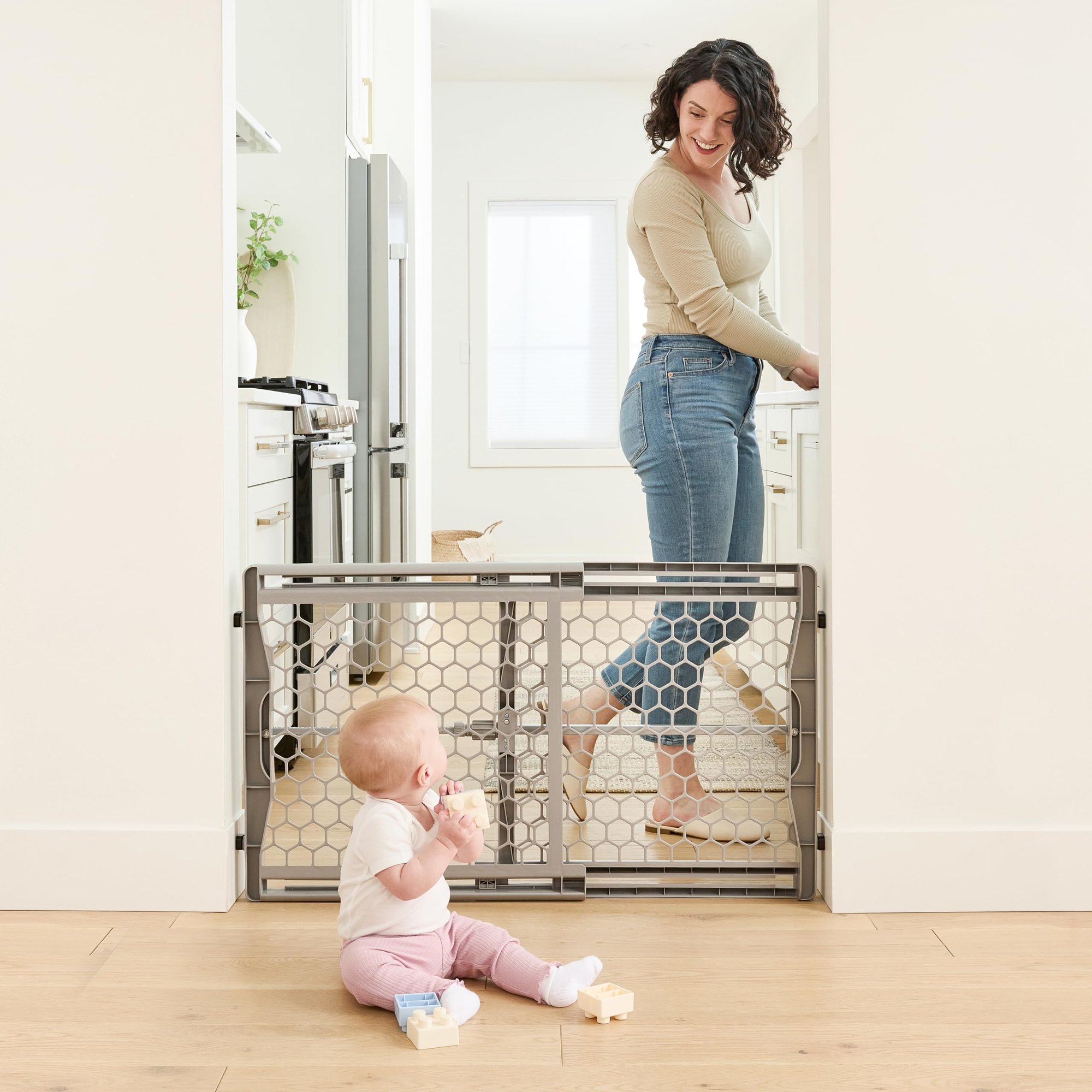 Regalo Easy Fit Plastic Adjustable Extra Wide Baby Gate, 1 Count (Pack of 1) — photo 4