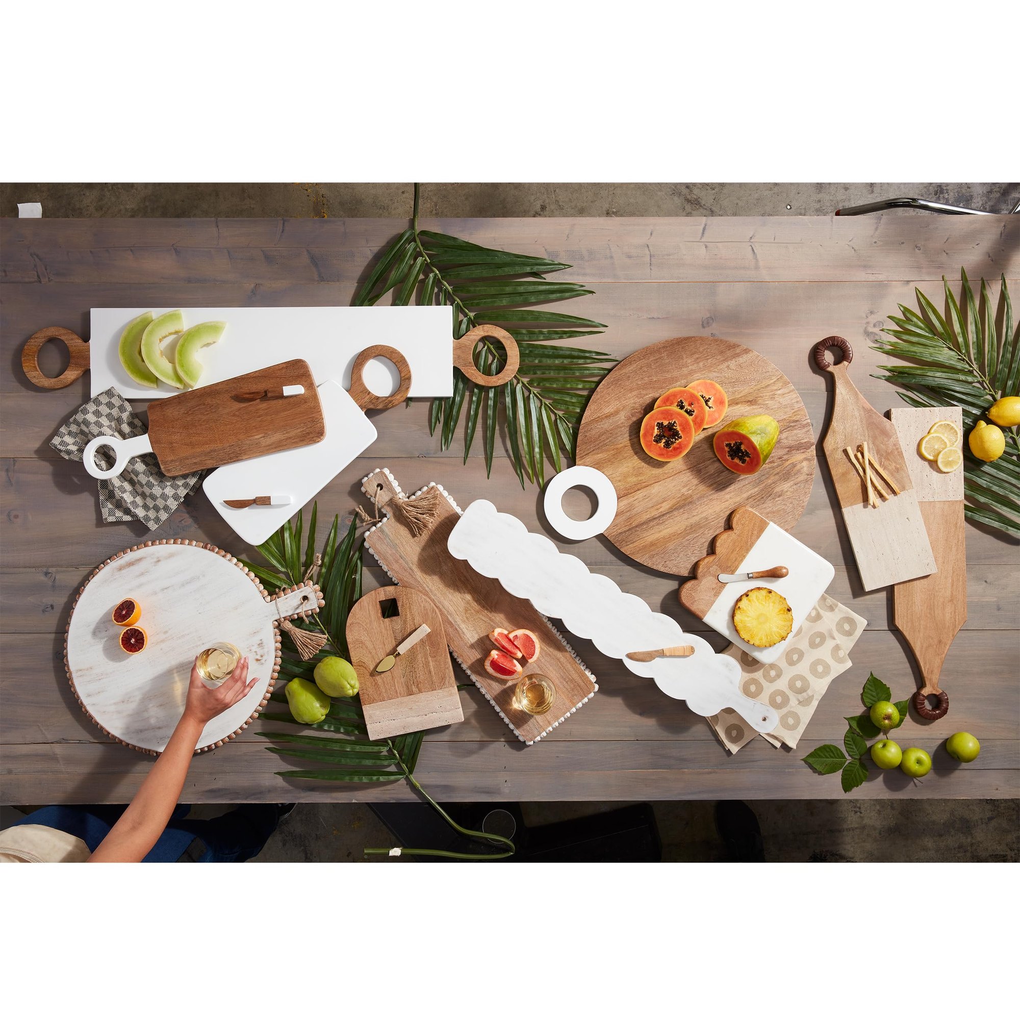 Mud Pie White Lacquer Handle Round Board; 23 3/4" x 20" — photo 3